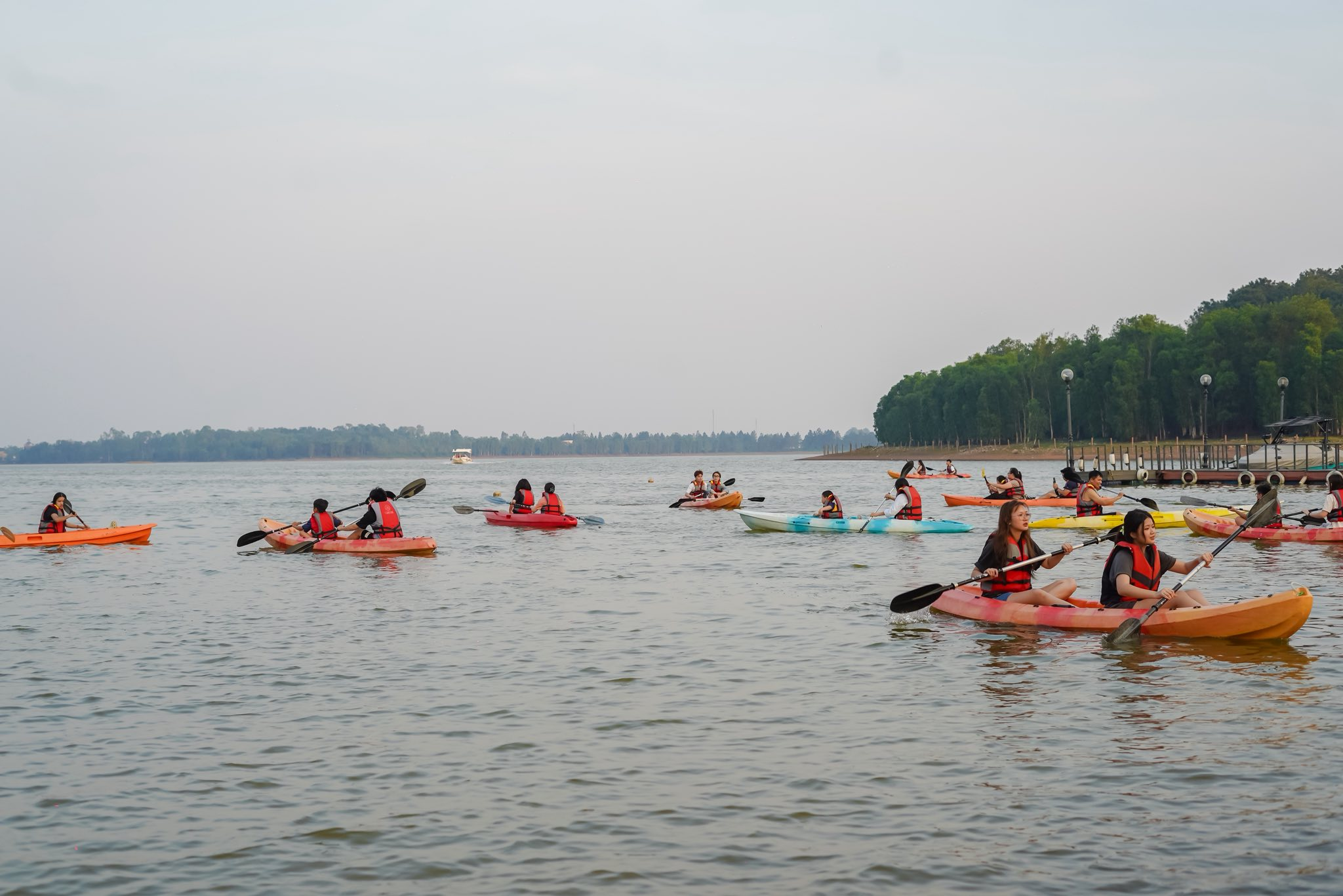 Du khách có thể tổ chức picnic ven hồ